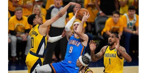 Un grupo de jugadores del Oklahoma City Thunder con una mentalidad sólida y estable Un grupo de jugadores del Oklahoma City Thunder con una mentalidad sólida y estable